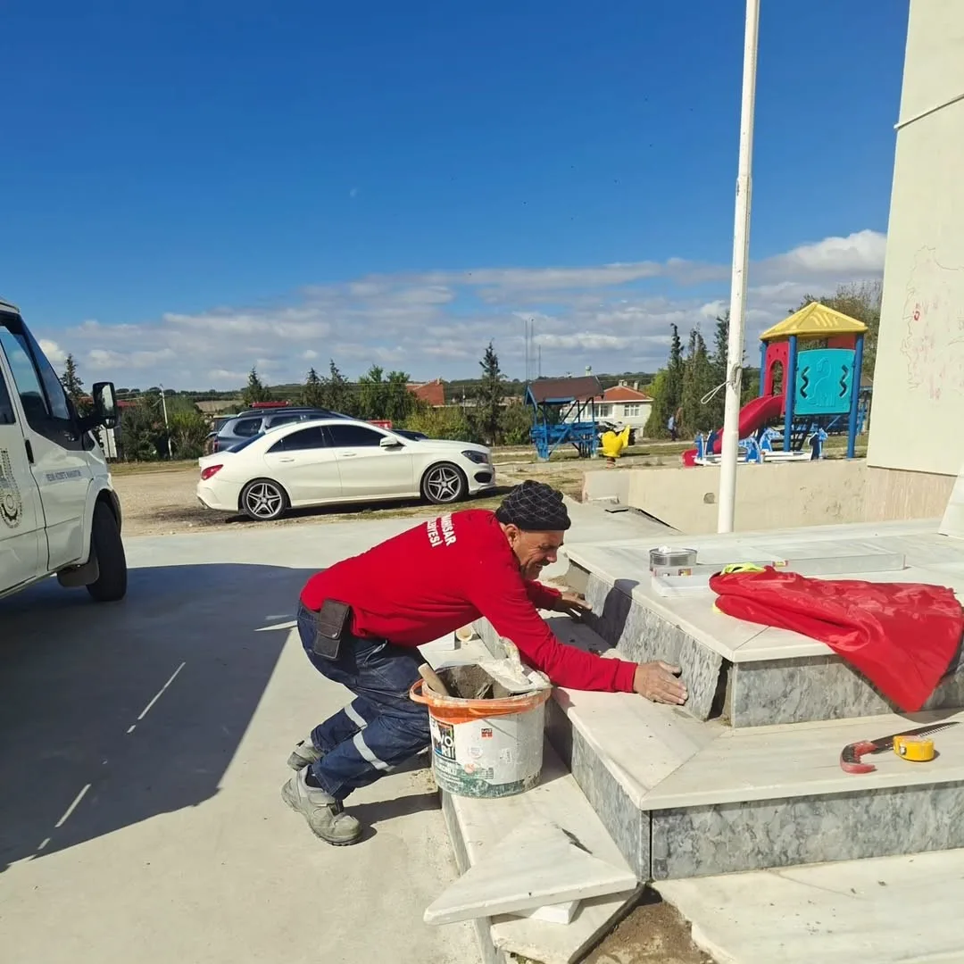 Kırklareli’nin Pınarhisar ilçesinde belediye tarafından köy okullarında çevre düzenlemesi, bakım
