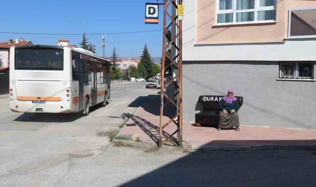 Eskişehir’de belediyenin oturacak yer yapmadığı otobüs duraklarına vatandaş evinden getirdiği