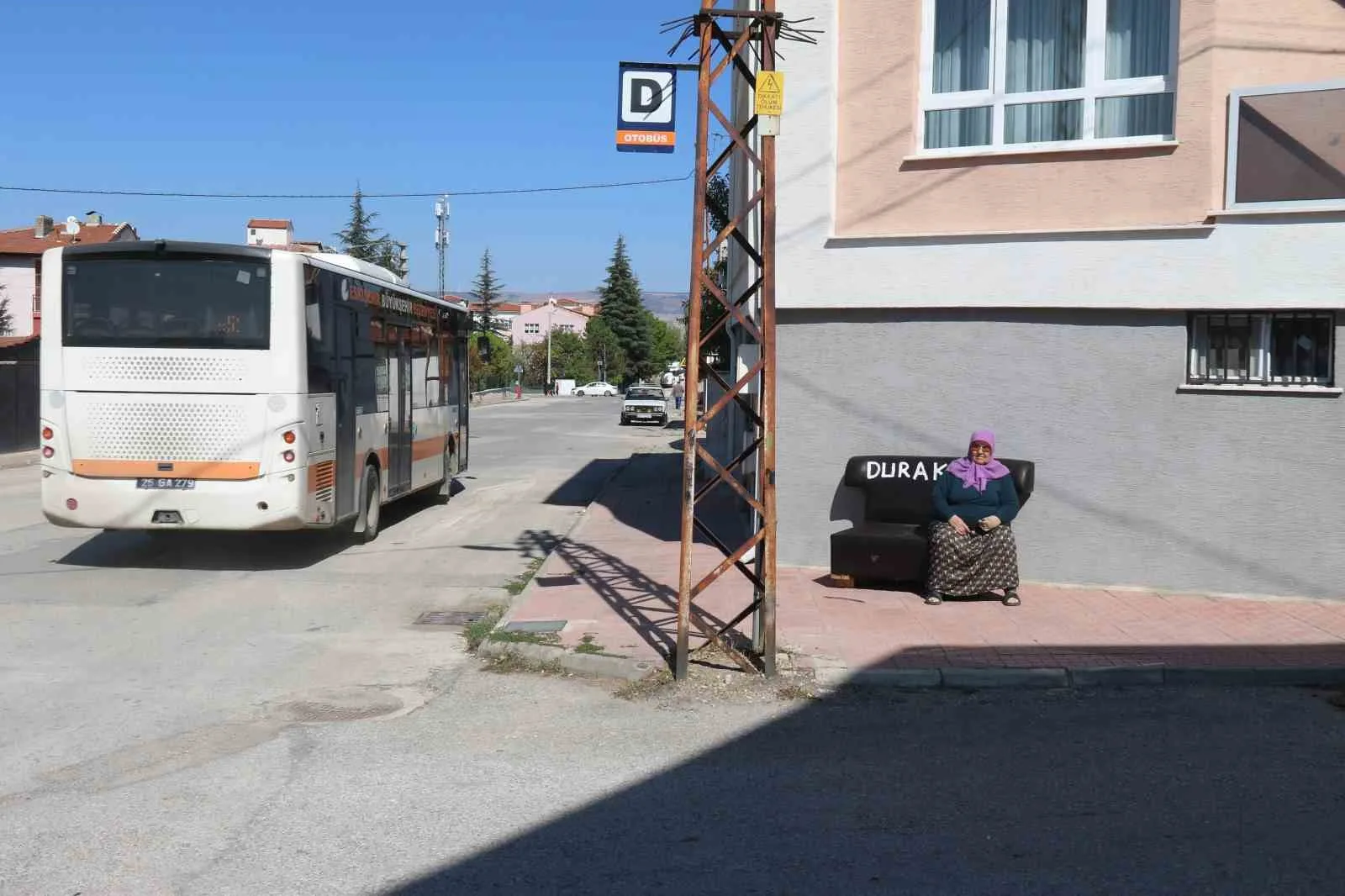 Eskişehir’de belediyenin oturacak yer yapmadığı otobüs duraklarına vatandaş evinden getirdiği