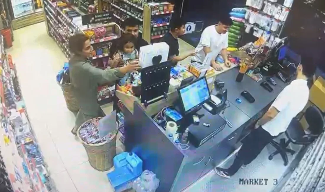 İstanbul’un Beyoğlu ilçesinde bulunan Petrol Ofisi şubesindeki markete gelen bir