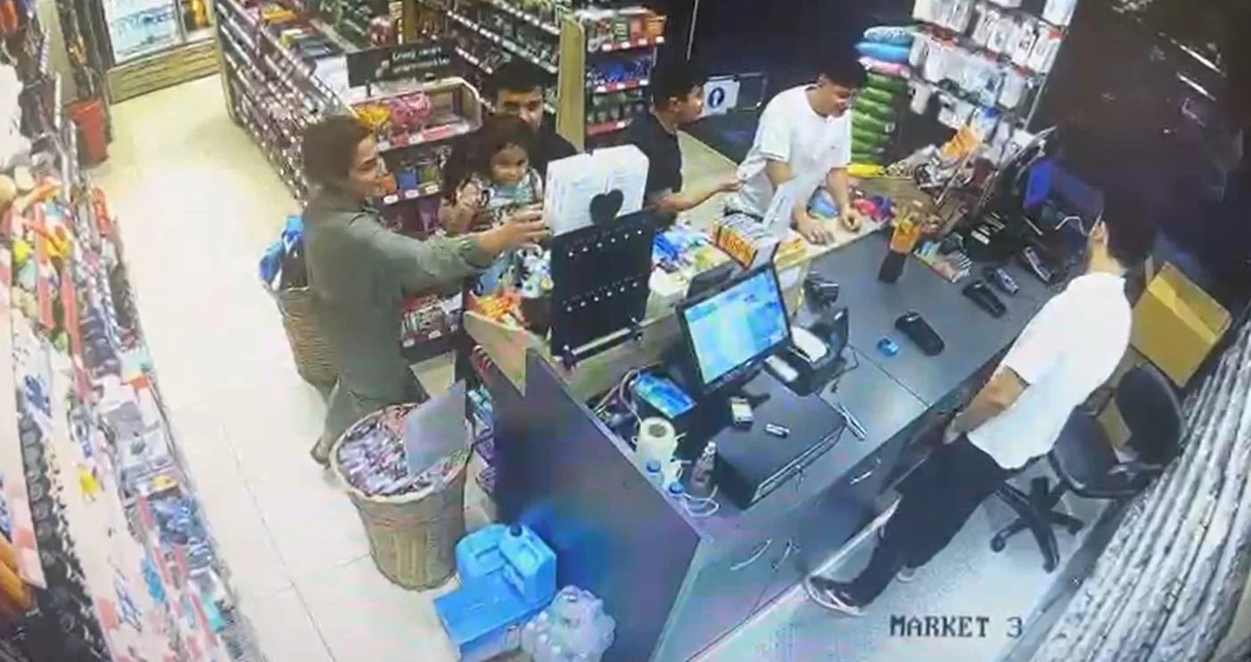İstanbul’un Beyoğlu ilçesinde bulunan Petrol Ofisi şubesindeki markete gelen bir