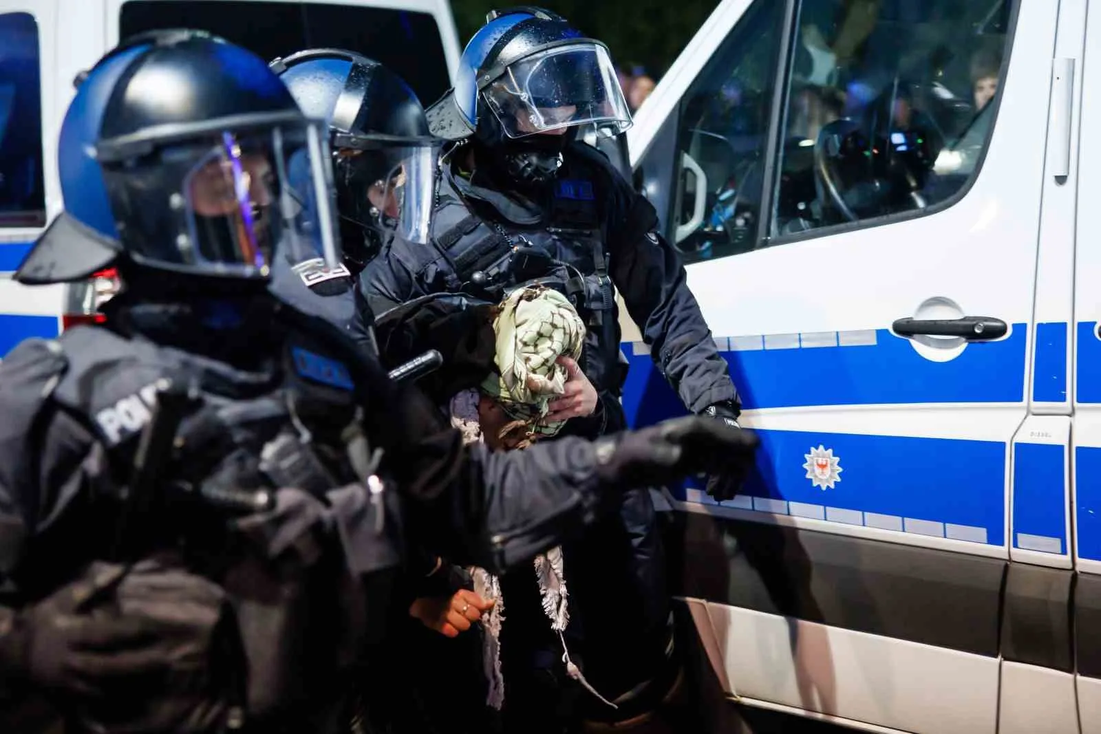 Almanya’nın başkenti Berlin’deki Filistin’e destek gösterisinde 193 kişinin gözaltına alındığı