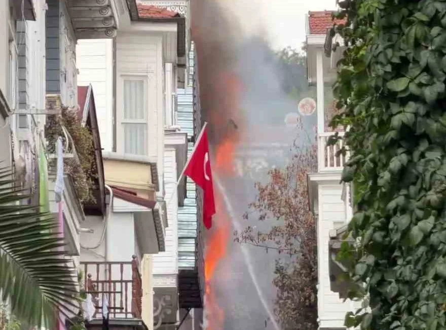 Beşiktaş Arnavutköy Mahallesi’nde 4 katlı ahşap binada yangın çıktı. Bina
