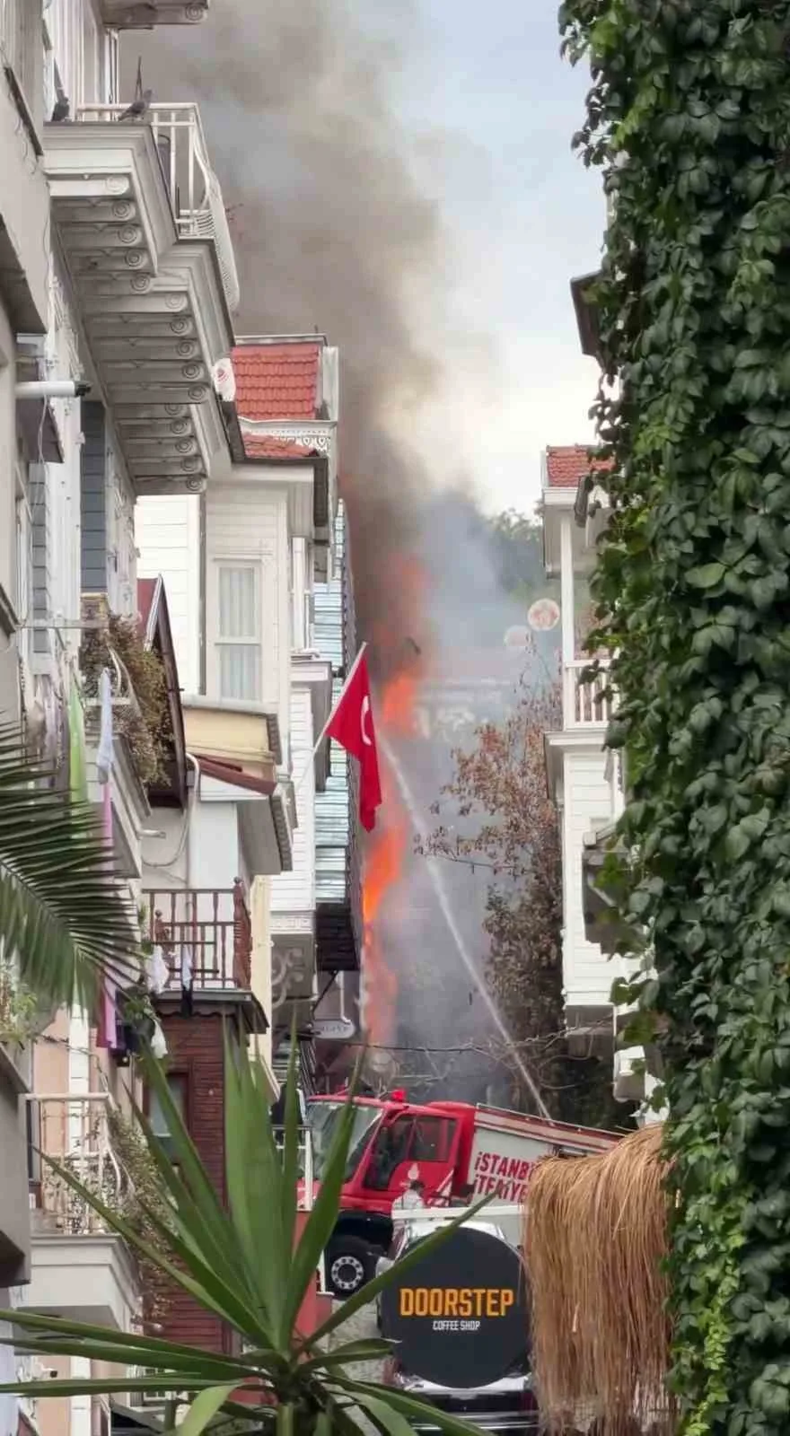 Beşiktaş Arnavutköy Mahallesi’nde 4 katlı ahşap binada yangın çıktı. Bina