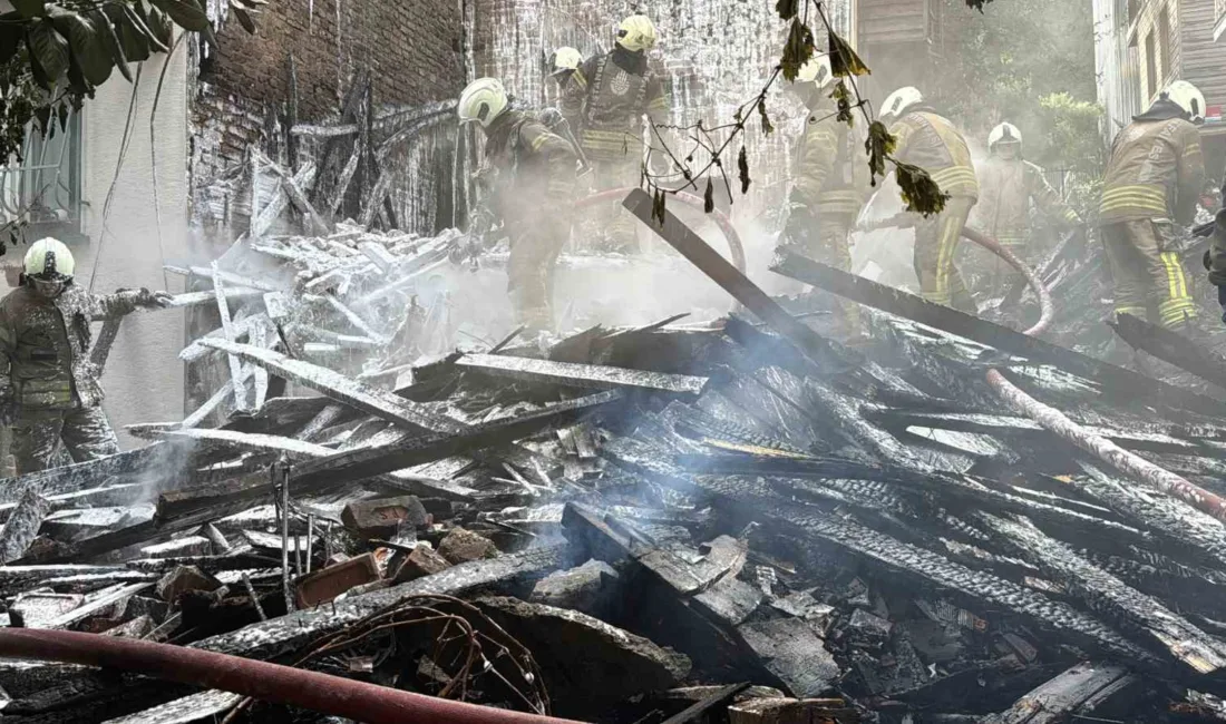 İstanbul Beşiktaş’ta 4 katlı ahşap binada çıkan yangın söndürüldü. Alevlere