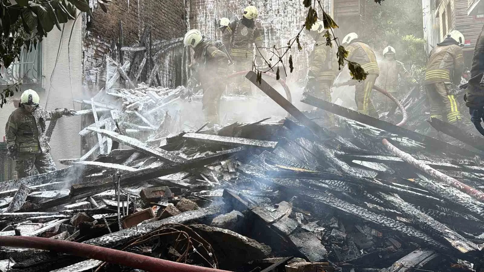 İstanbul Beşiktaş’ta 4 katlı ahşap binada çıkan yangın söndürüldü. Alevlere