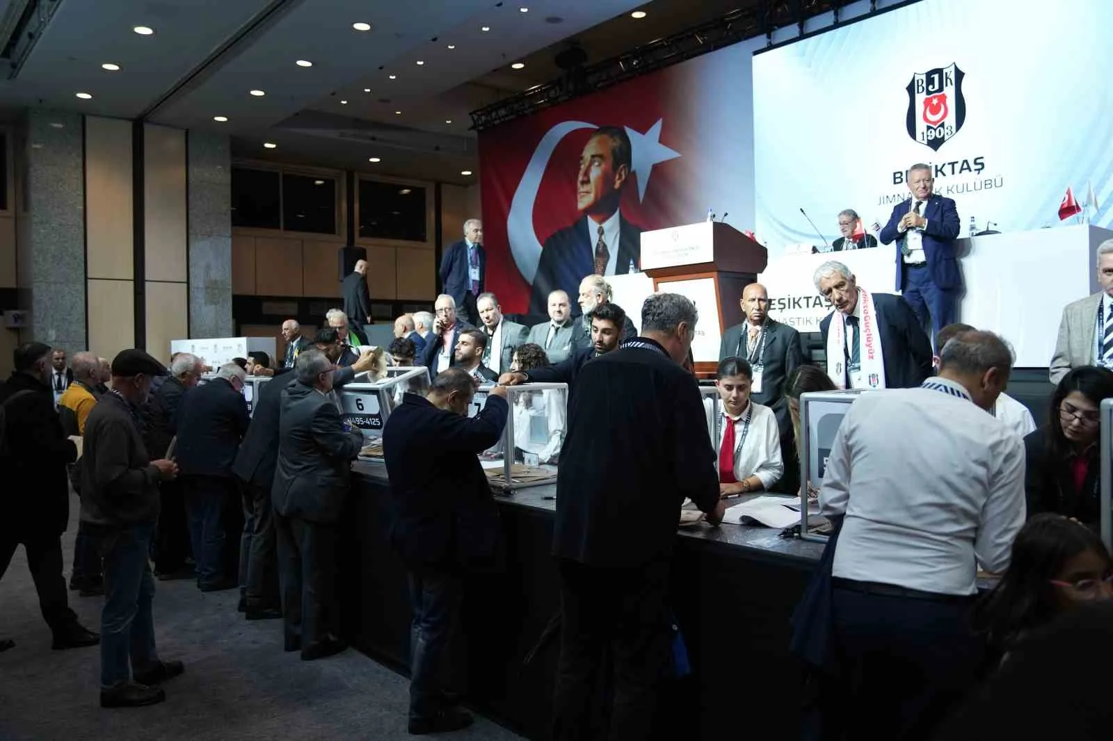 Beşiktaş’ın olağan divan kurulu başkanlık seçiminde adaylar oylarını kullandı. Beşiktaş’ın