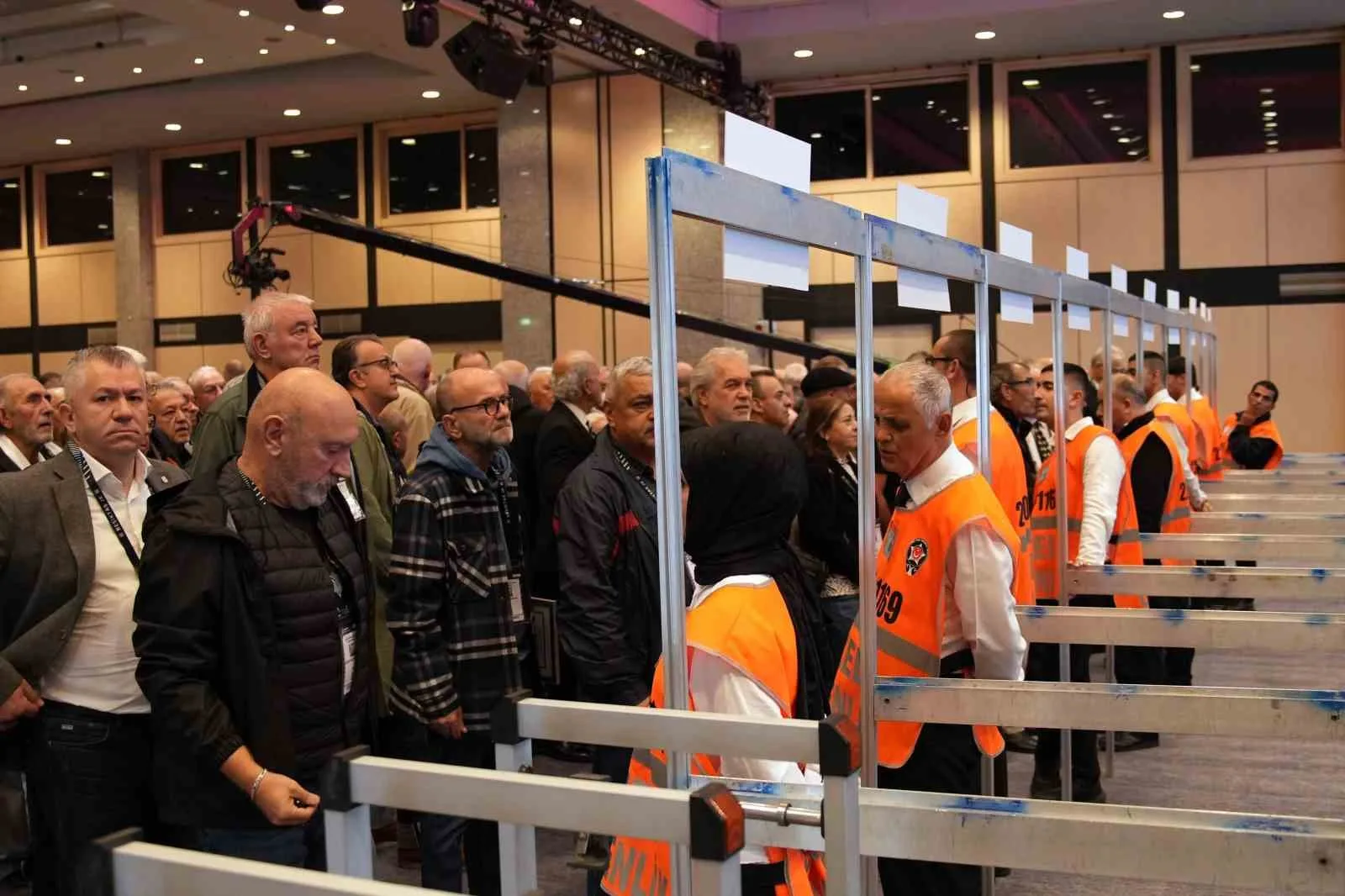 Beşiktaş’ın olağan divan kurulu başkanlık seçimi toplantısında oy verme işlemi