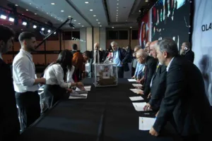 Beşiktaş’ın olağan divan kurulu başkanlık seçimi toplantısında oy verme işlemi