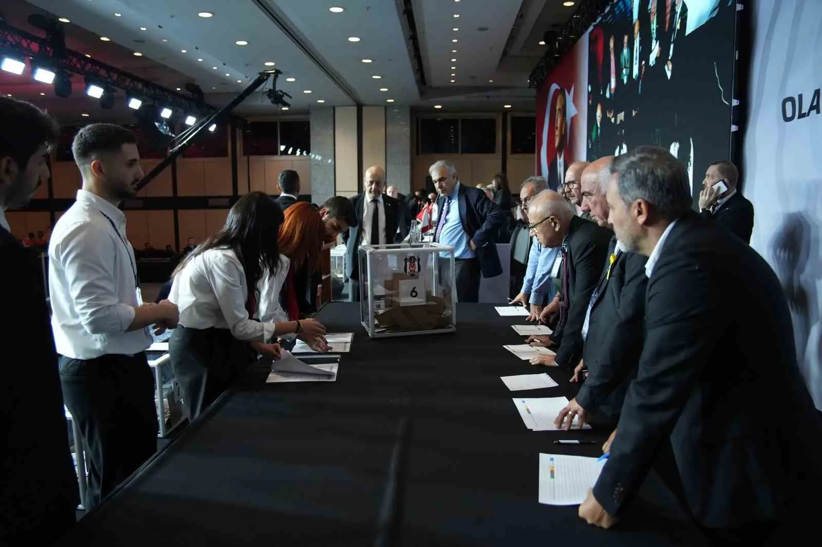 Beşiktaş’ın olağan divan kurulu başkanlık seçimi toplantısında oy verme işlemi