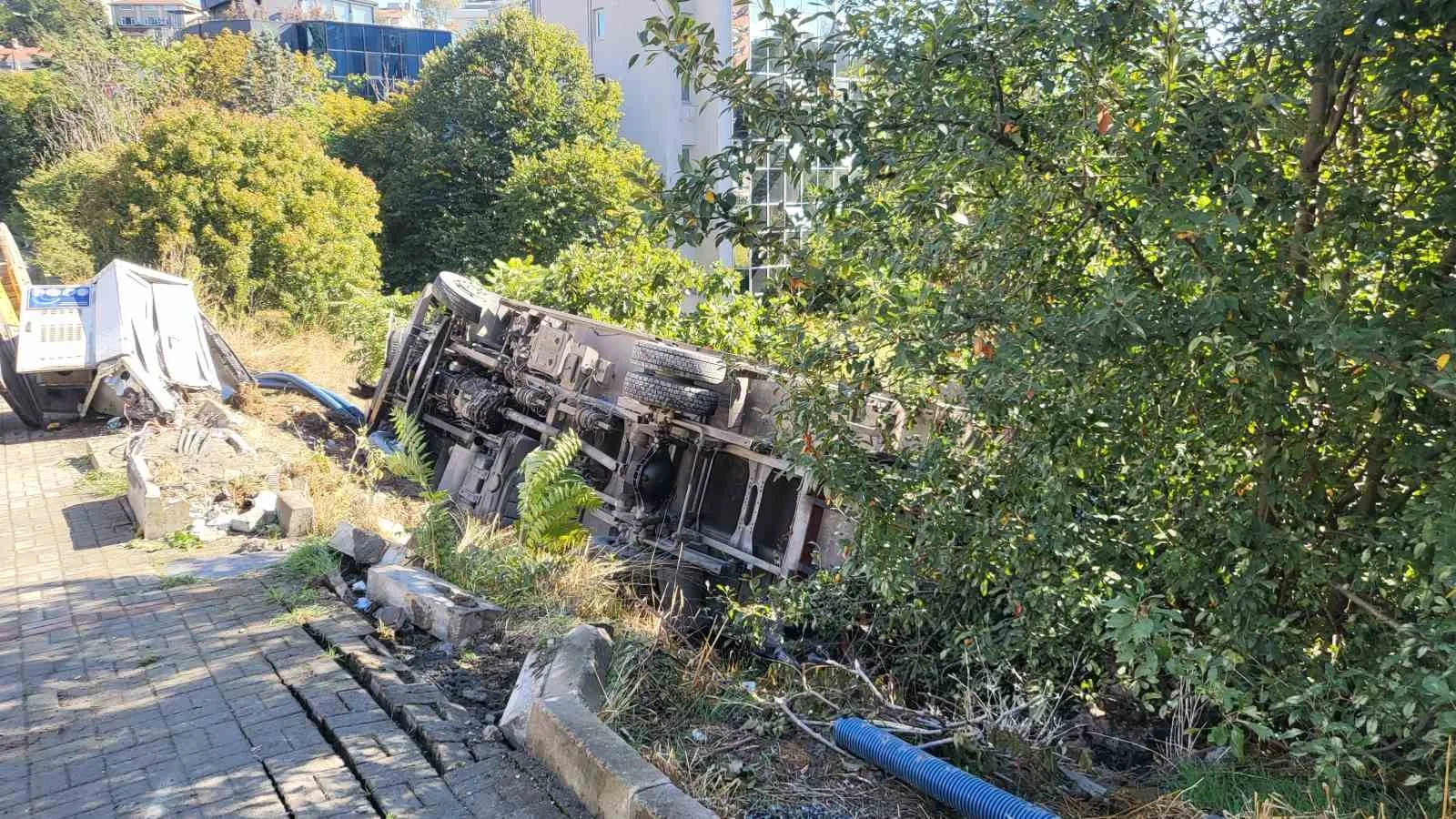 İstanbul Beşiktaş’ta iddiaya göre, sürücüsünün navigasyon yönlendirmesiyle yokuş aşağı inen