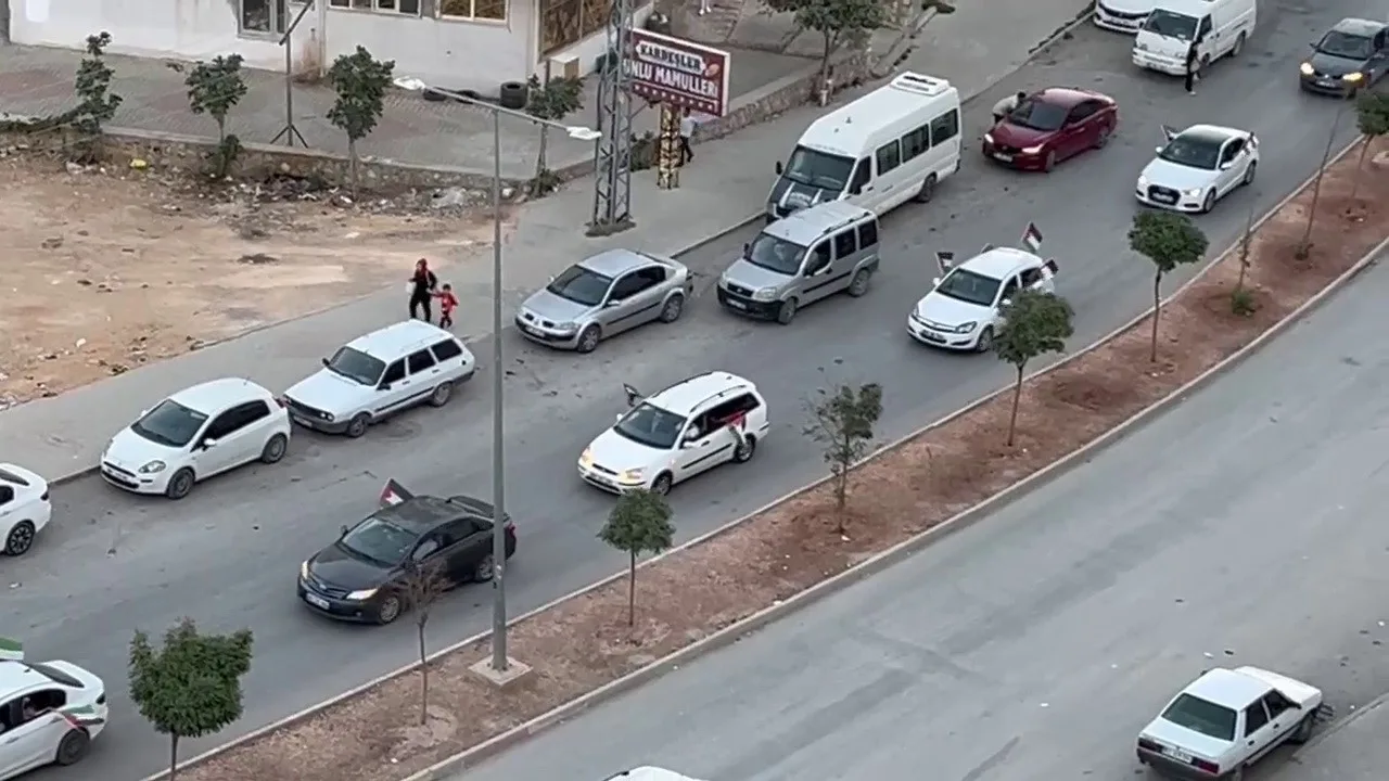 Adıyaman’ın Besni ilçesinde yüzlerce araçlık konvoy düzenlenerek Gazze halkına destek