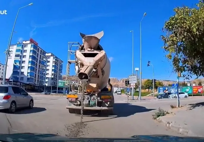 Elazığ’da seyir halindeki beton mikseri, cadde boyunca çimento dökerek ilerledi.