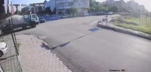 Hatay’ın Dörtyol ilçesinde beton mikseri ile otomobilin çarpışması sonucu meydana