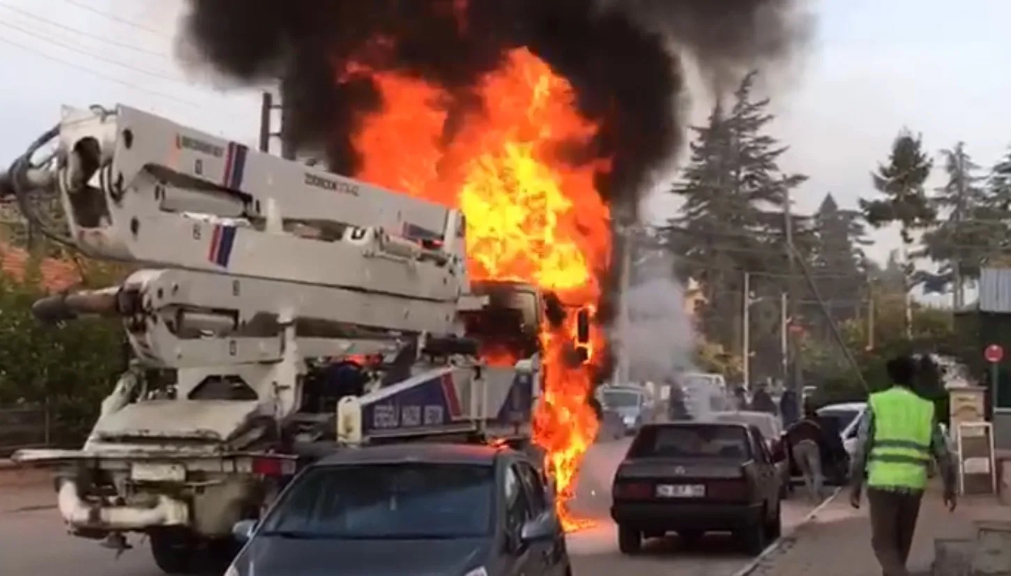 Konya’nın Ereğli ilçesinde bir beton pompası alev alev yanarken, çevredeki
