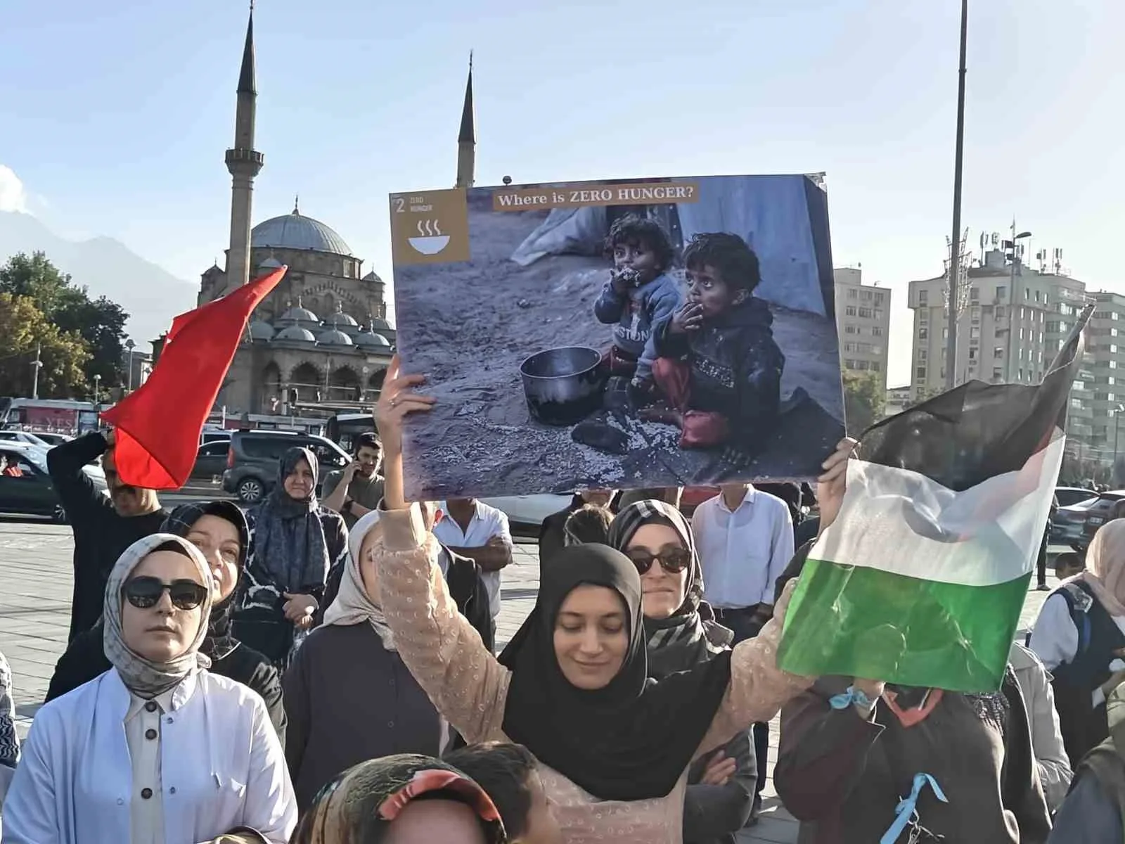 Kayseri’deki sağlık çalışanları önlüklerini giyerek, Gazze’deki soykırım ve ablukaya karşı
