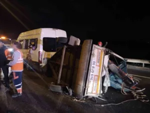 Beykoz’da otoyolda seyir halindeki servis minibüsü, sürücüsünün kontrolünden çıkarak devrildiği