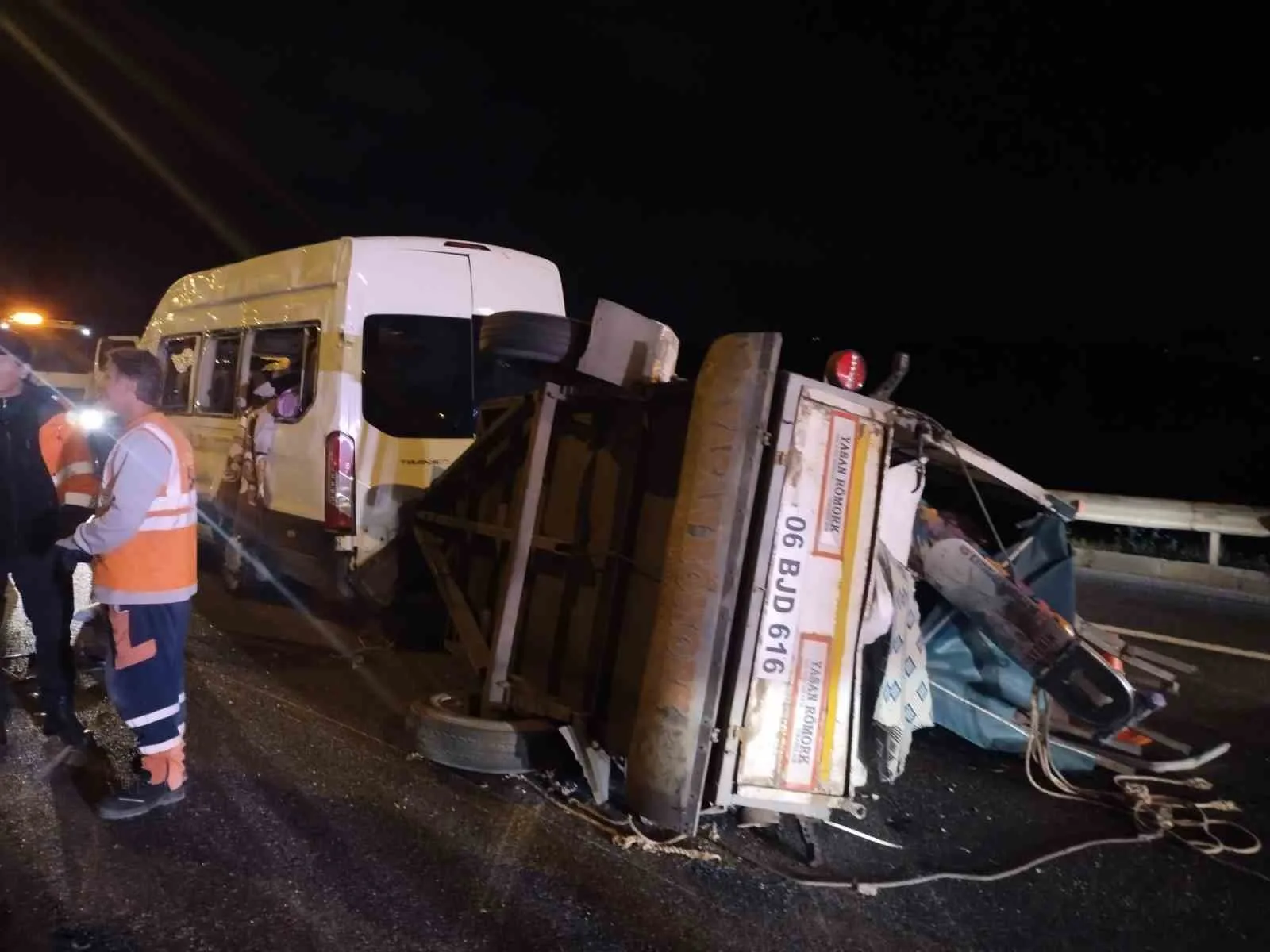 Beykoz’da otoyolda seyir halindeki servis minibüsü, sürücüsünün kontrolünden çıkarak devrildiği