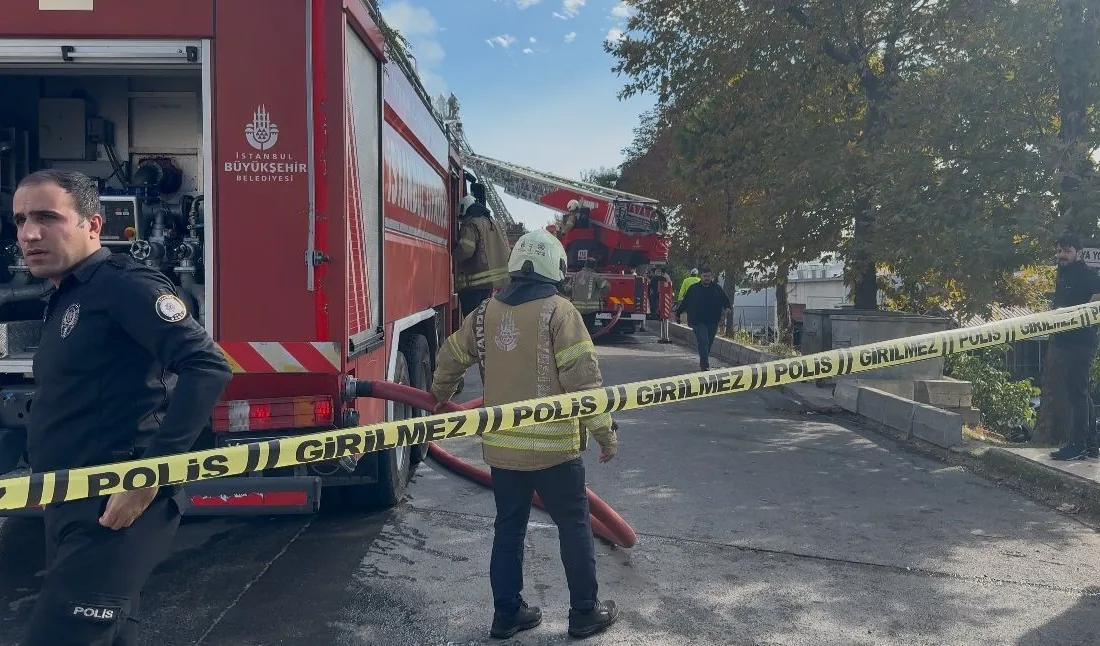 Beylikdüzü’nde 2 katlı fabrikada çıkan ve hızla yayılıp bitişikteki iş
