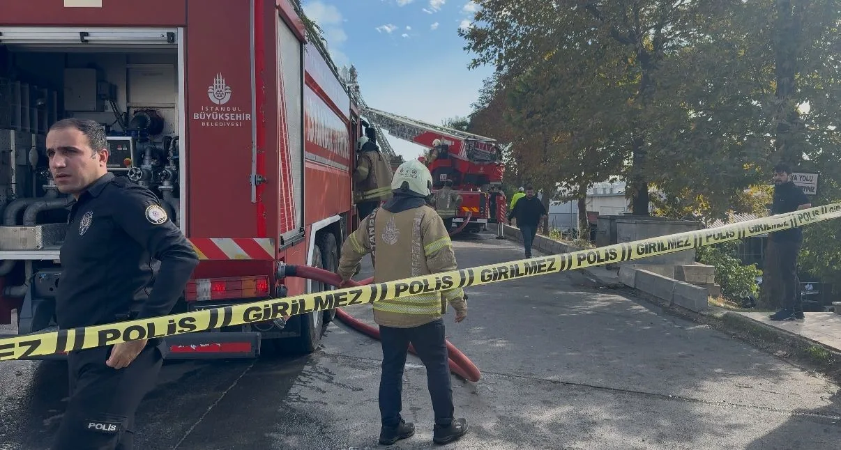 Beylikdüzü’nde 2 katlı fabrikada çıkan ve hızla yayılıp bitişikteki iş