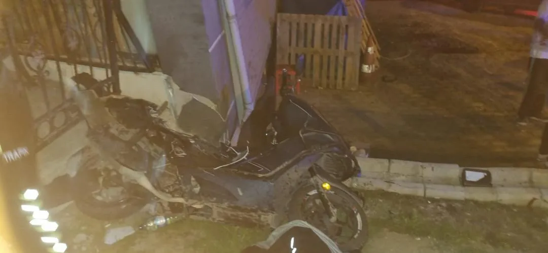 Beylikdüzü’nde ara sokaktan caddeye çıkan otomobilin çarptığı 19 yaşındaki motokurye