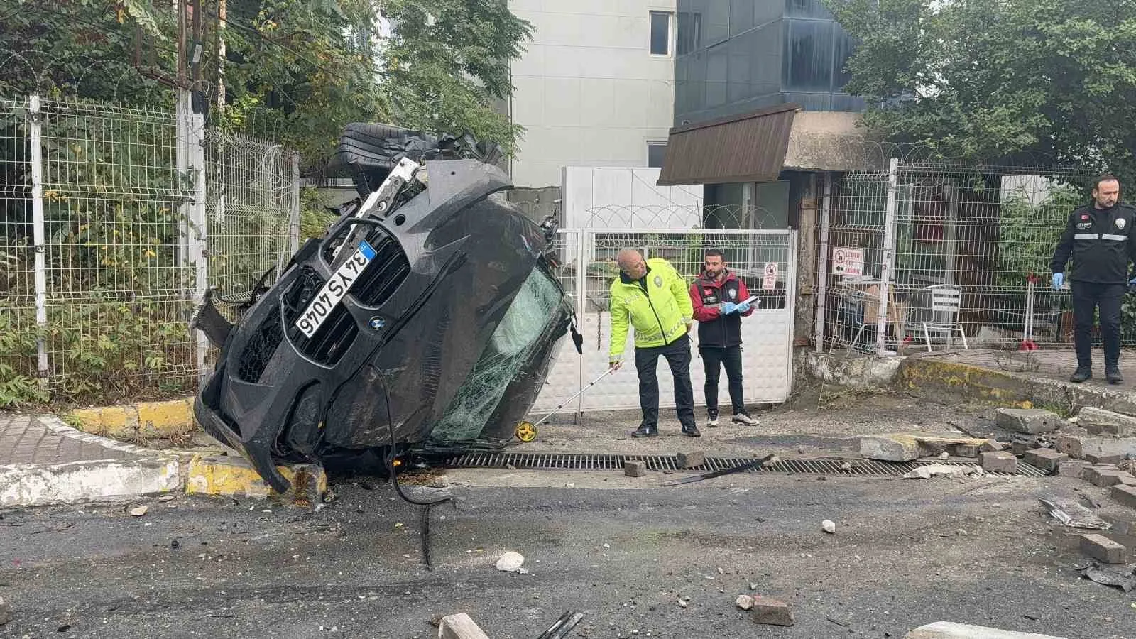 Beylikdüzü’nde kaldırımda yürüyen çocuğa araç çarptı. Çocuk hayatını kaybederken, sürücü
