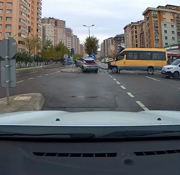 Beylikdüzü’nde kırmızı ışıkta geçen otomobil sürücüsü, yolcu minibüsüne çarptı. Yaşanan
