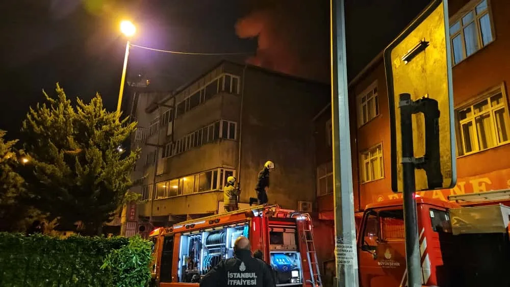 Beyoğlu’nda bodrum üzeri 4 katlı binanın çatısında başlayan yangın hızla