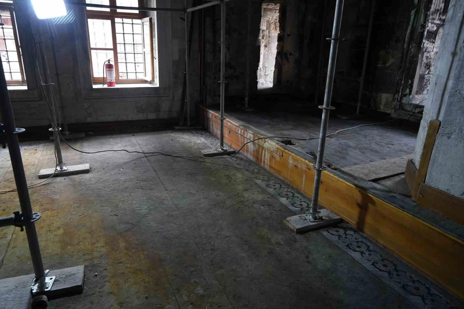 Beyoğlu’nda 24 Mart’ta elektrik aksamından kaynaklı çıkan yangında hasar alan