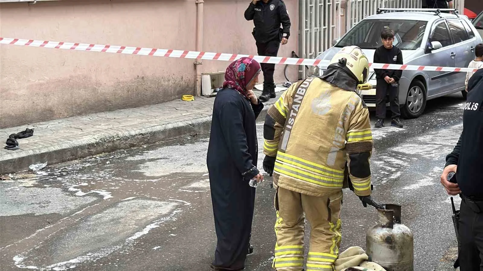 İstanbul Beyoğlu’nda bir gecekonduda tüpün başlığını değiştirmek isteyen şahıs, tüpün