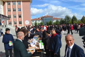 Ankara’nın Beypazarı ilçesinde Hatice-Cemil Ercan Fen Lisesi bahçesinde “Bir Okul,
