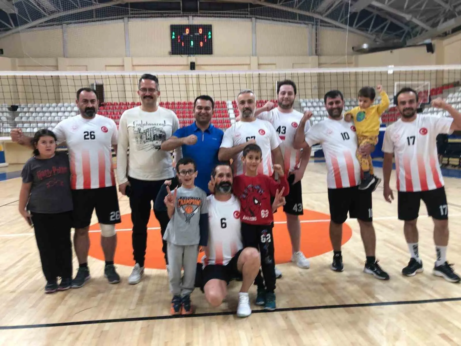 Bilecik’te düzenlenen Kamu Spor Oyunları Erkekler Voleybol Turnuvası’nda Aile ve