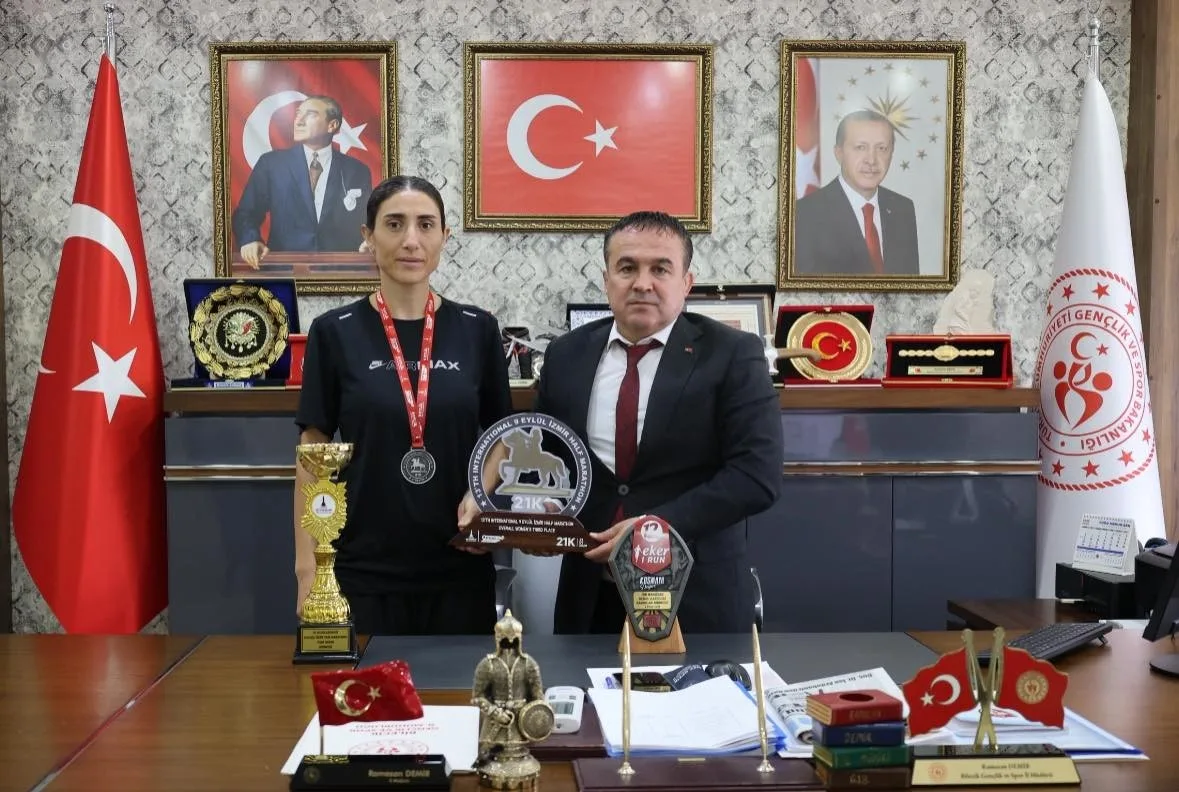 Bilecikli sporcu Sebahat Demir, İzmir Yarı Maratonu’nda Türkiye şampiyonu oldu.
