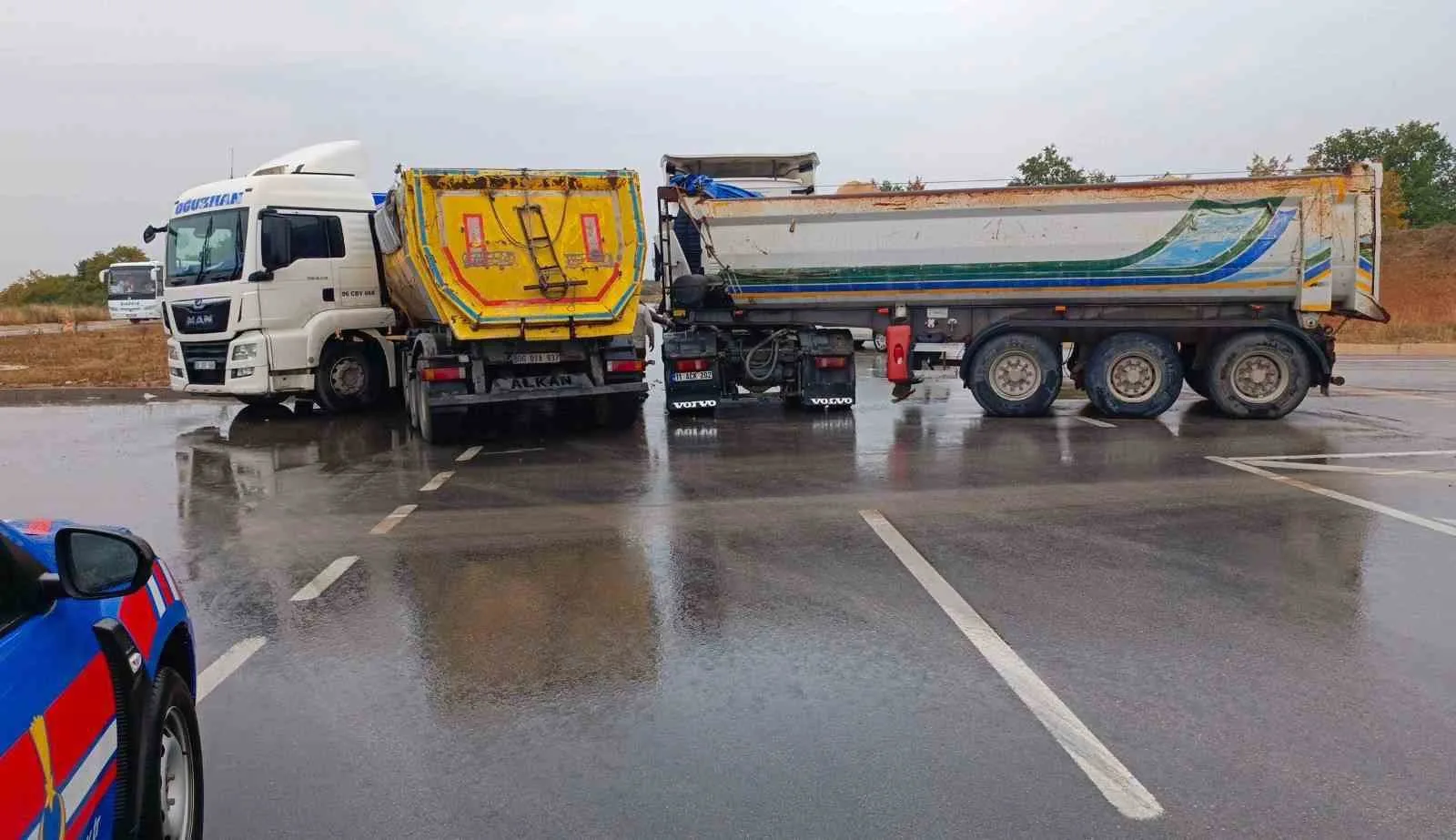 Bilecik’te seyir halindeki 2 tırın çarpışması sonucu meydana gelen kazada