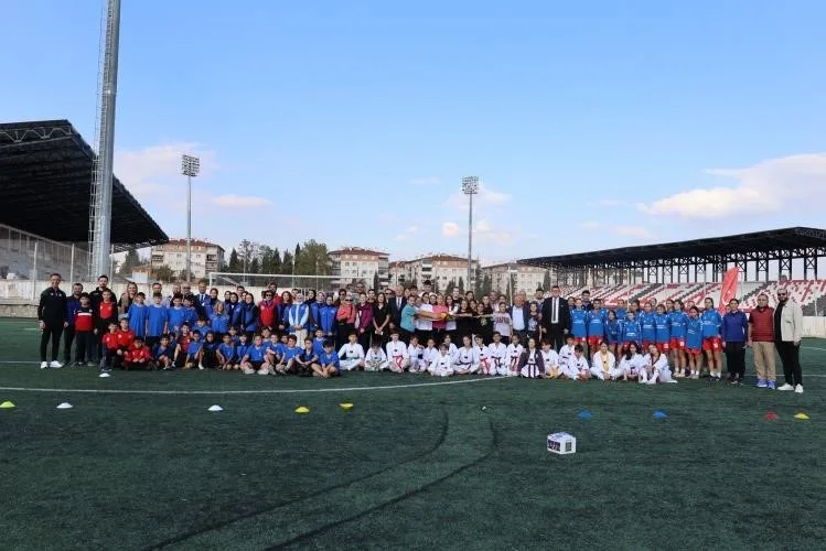 Bilecik’te Amatör Spor Haftası etkinlikleri büyük bir coşkuyla gerçekleştirildi. Merkez