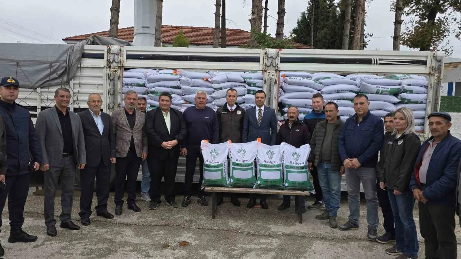 Bilecik’in Söğüt ilçesine bağlı Zemzemiye Köyü’nde çiftçilere yem bitkisi tohumu