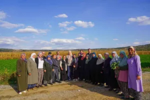 Bilecik’in Yeniköy Mahallesi’nde kadın çiftçilerle bir araya gelen Bilecik Belediye