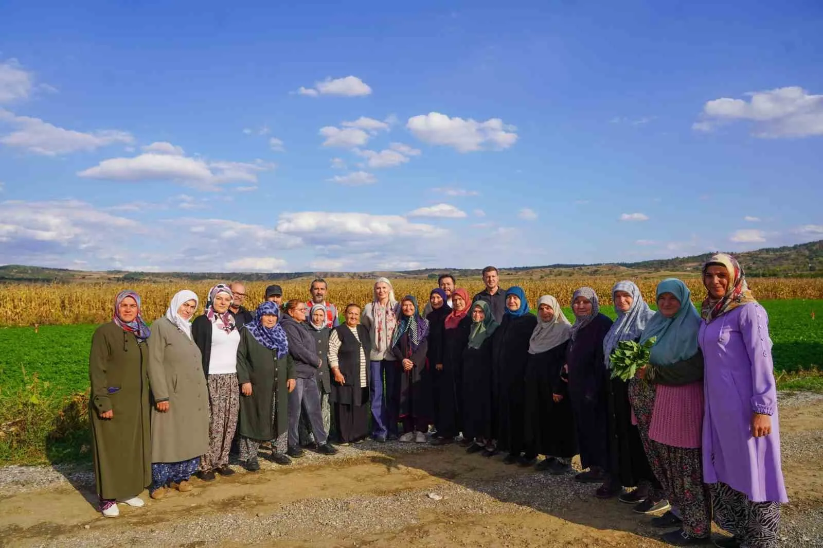 Bilecik’in Yeniköy Mahallesi’nde kadın çiftçilerle bir araya gelen Bilecik Belediye