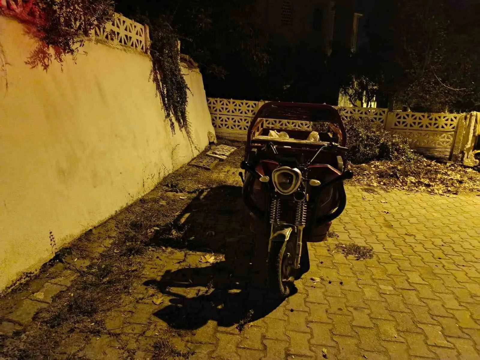 Bilecik’te seyir halinde devrilen üç tekerlekli motosiklette bulunan 2 kişi