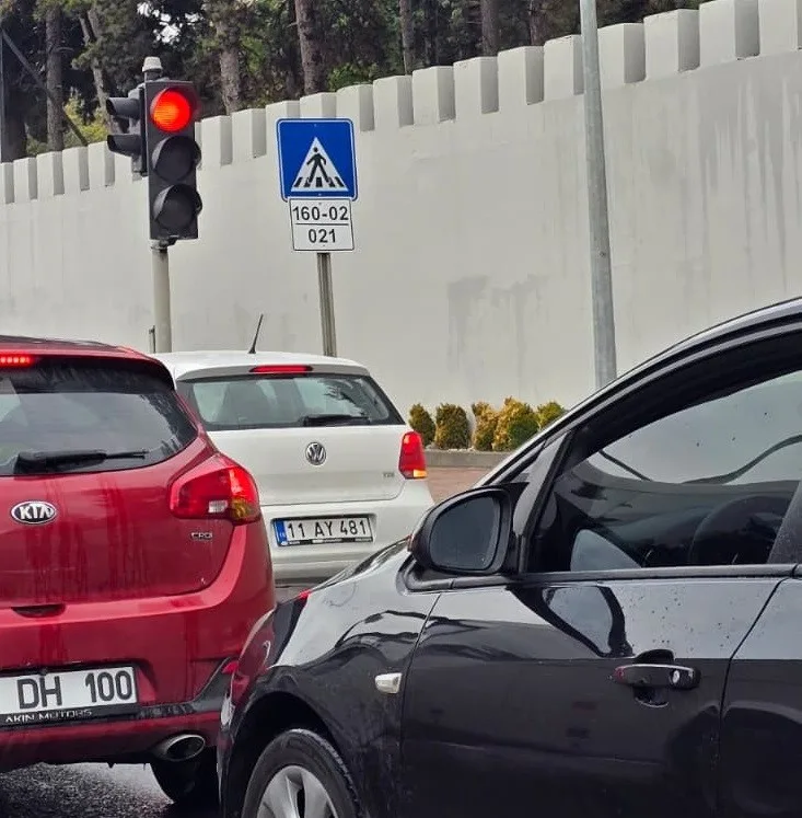 Bilecik’te yoğun trafik nedeniyle oluşan uzun kuyrukta güvenlik şeridini kullanan