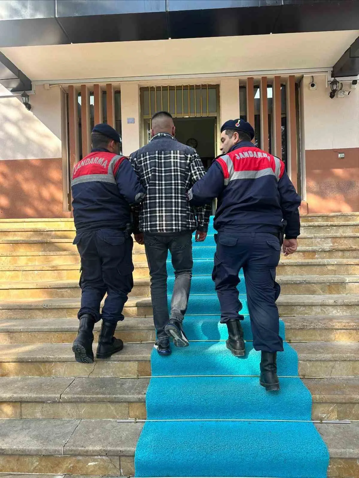 Bilecik’te 3 farklı suçtan aranan şahıs jandarma ekipleri tarafından yakalandı.