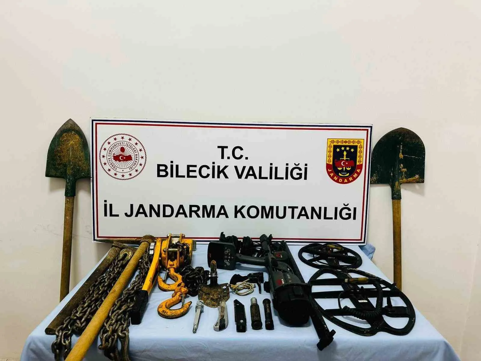 Bilecik’in Osmaneli ilçesinde ormanlık alanda izinsiz kazı yapan 5 şüpheli,