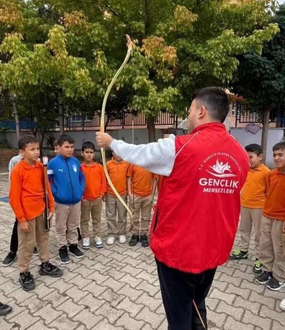 Bilecik’te “Merkezim Her Yerde” projesi kapsamında ilkokul öğrencileriyle buluşarak çeşitli