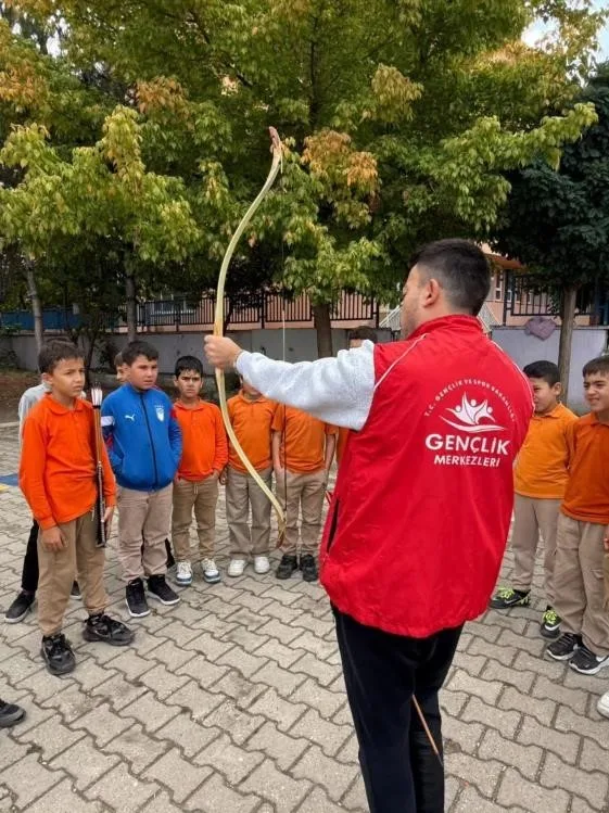 Bilecik’te “Merkezim Her Yerde” projesi kapsamında ilkokul öğrencileriyle buluşarak çeşitli