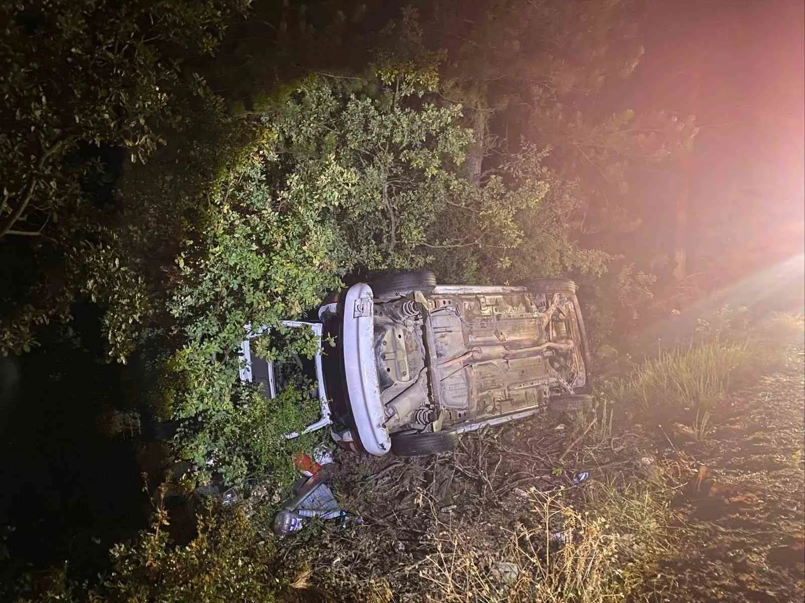 Bilecik’te seyir halinde yağışın etkisiyle kontrolden çıkan otomobil şarampole uçarken,