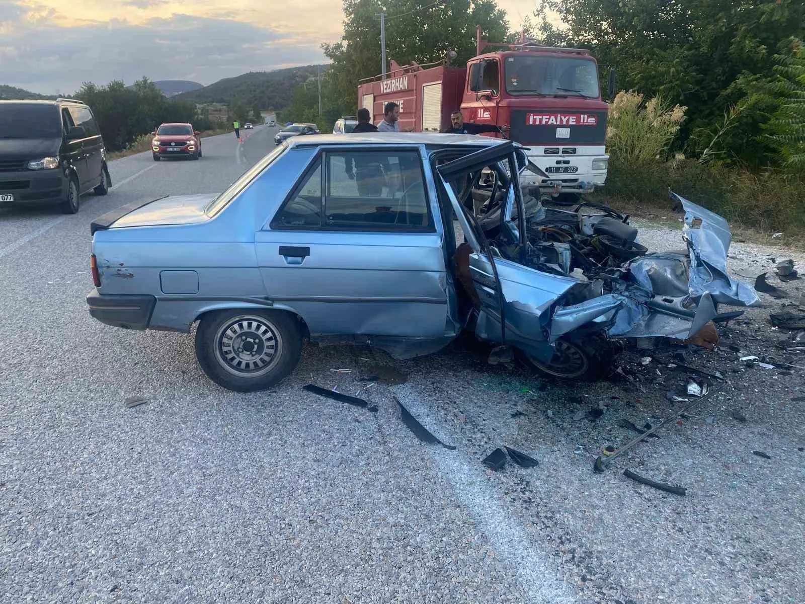 Bilecik’te seyir halindeki 2 aracın kafa kafaya çarpışması sonucu meydana