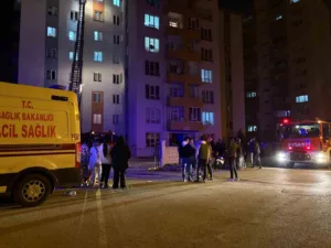 Kayseri’nin Melikgazi ilçesinde 8 katlı binanın koridorunda çıkan yangın paniğe