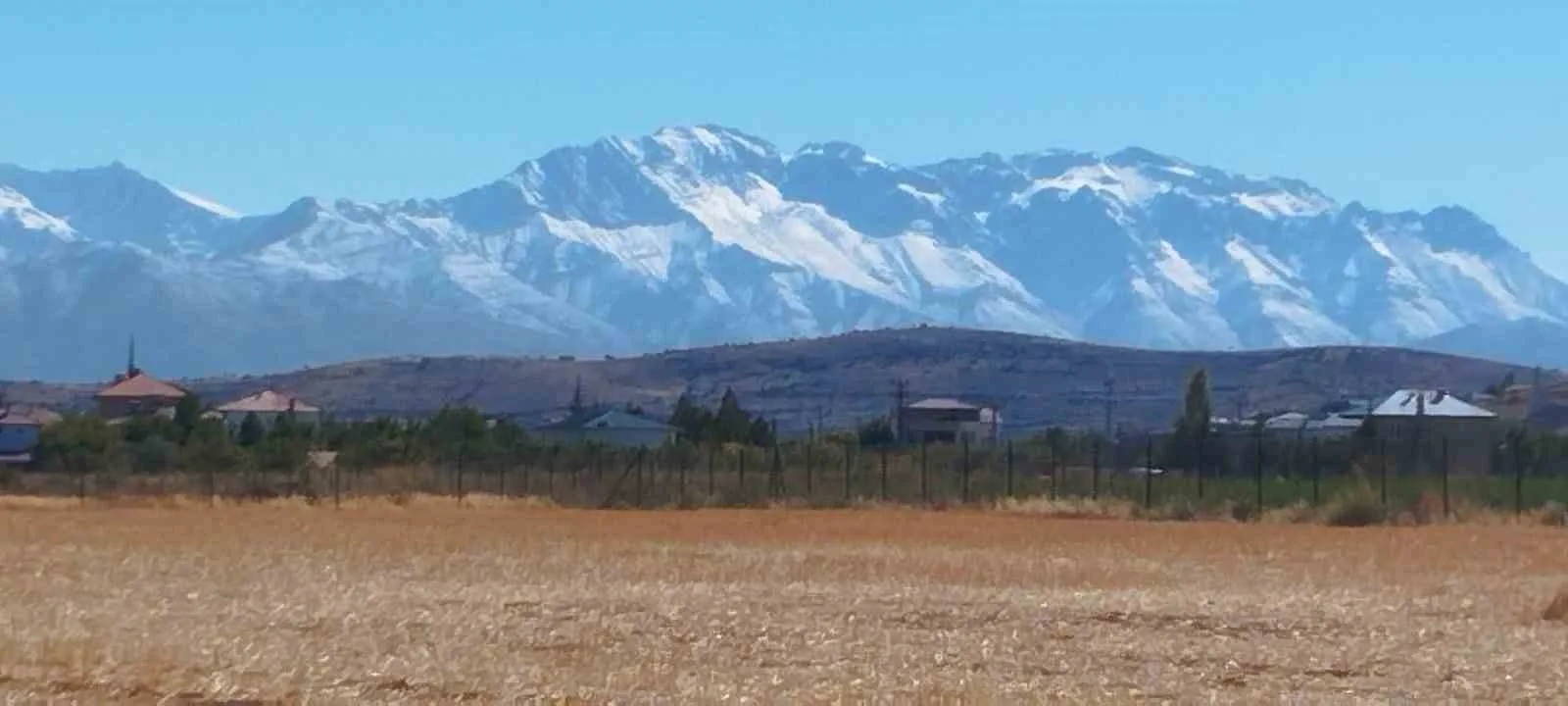 Kahramanmaraş’ta Binboğa Dağı’nın zirvesine mevsimin ilk karı düştü. Afşin ilçesinde
