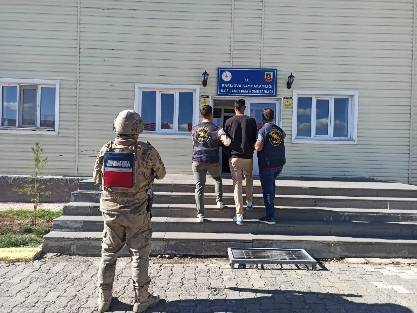 Bingöl’ün Karlıova ilçesinde jandarma ekiplerince düzenlenen operasyonda, hakkında toplam 11