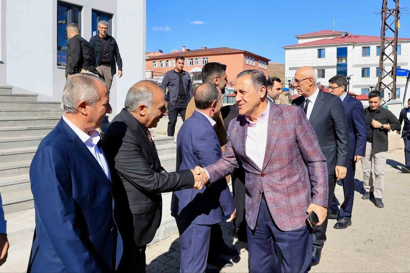 Bingöl Valisi Ahmet Hamdi Usta, Karlıova ilçesinde iki aile arasında